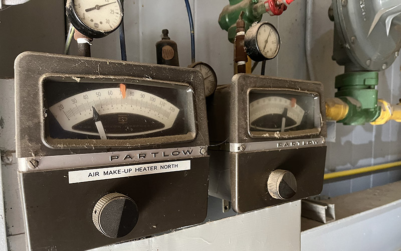 Dials in a compressed air system.